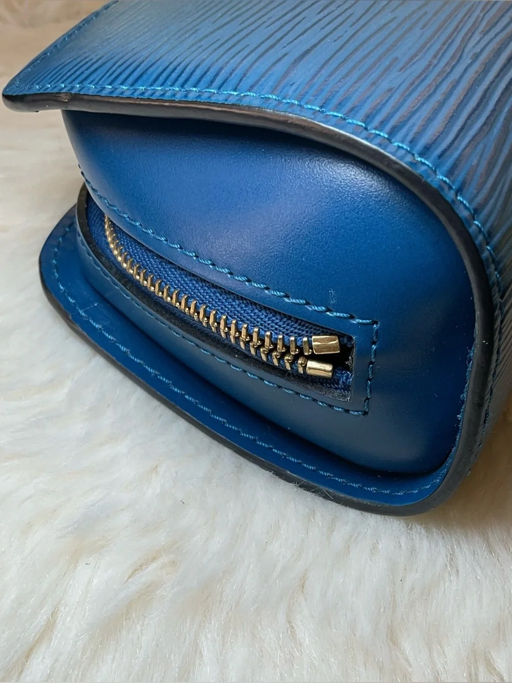 Louis Vuitton compact louis